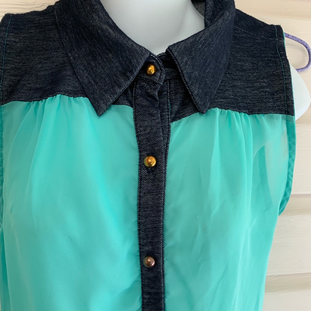 4/$20 Women’s no sleeve blouse